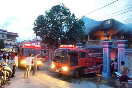 Fire Rips Through Sen Sok Villa