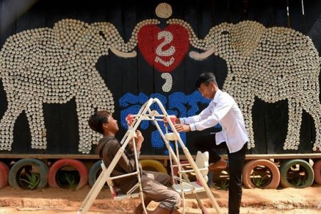 Cambodia’s ‘Rubbish Man’ Schools Children – for Trash