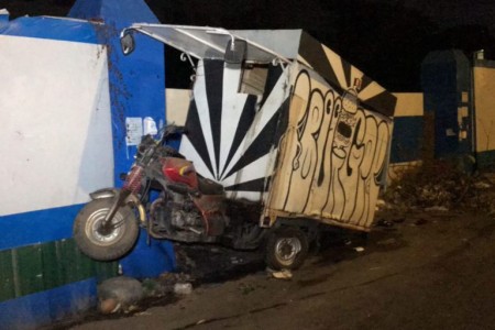 Chinese Alphard Takes Out Burger Cart and Wall