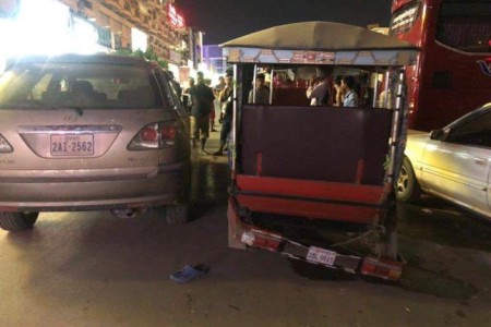 Chinese Driver Knocks Out Tuk-Tuk