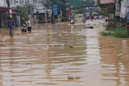 Sudden Rains Flood Kampot and Sihanoukville