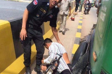 Man Loses Leg in Kampot Bridge Collision (Video)