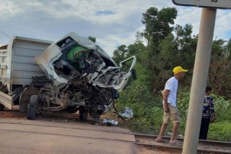 Train Hits Truck In Kep