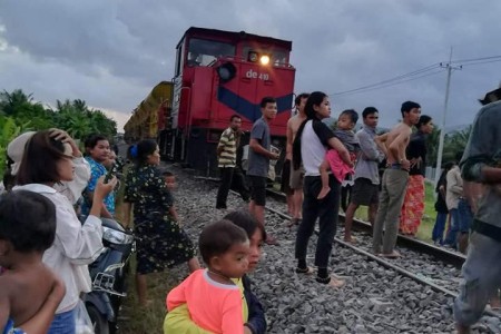 Reports Of Train Hitting Car In Kampot