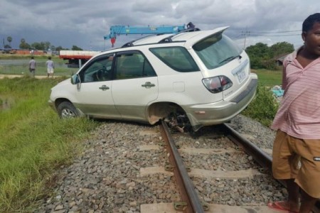 Lexus Trashed In Train Crash