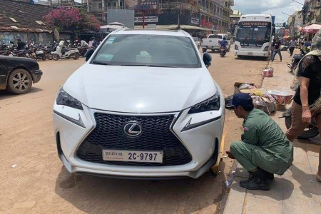 Cops Clamp Chaotic Kampot Car Parkers