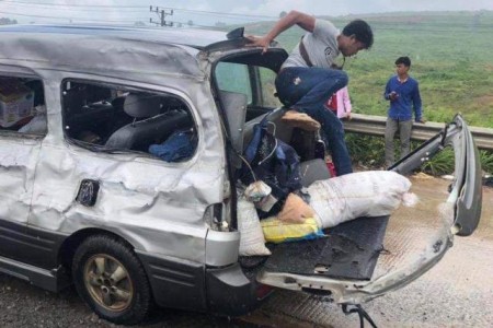 SHK: Three Dead As Kampot Taxi Hits Two Trucks