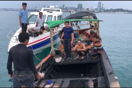 Fishing Boat Burns Off Sihanoukville (Video)