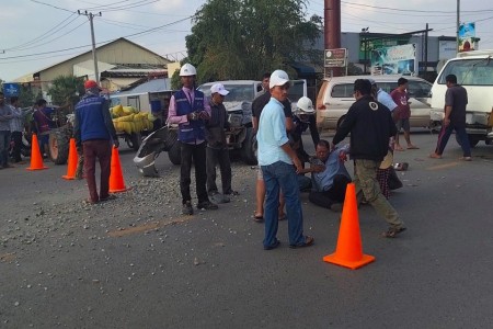 Kampot Traffic Cop Seriously Injured On Duty (Video)