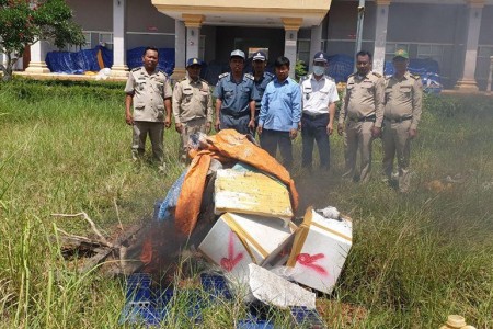 Kampot Customs: 192 kg Of Shoddy Smuggled Shrimp Set Alight