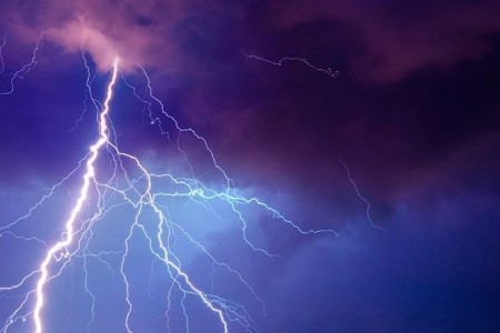 Kampot Lightning Strike Kills One, Injures Girl