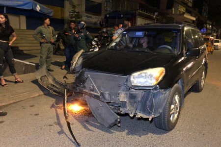 Cambodian & Foreigner Refuse To Stop Crashed RAV4