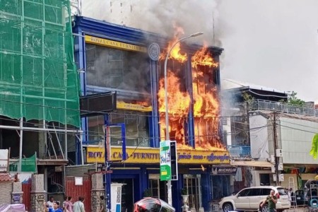 Furniture Store Fire On Monivong