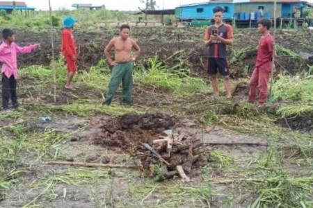 Farmers Dig Up M16’s In Kampong Chhnang