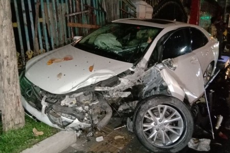 Lexus Driver Hits Divider, Moto & Tree- Runs Away