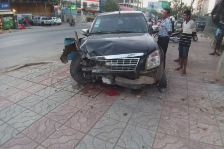 Driver Runs After Speeding Isuzu Crashes Into Poipet Wall