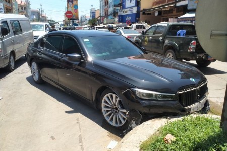 BMW Hits Grassy Divider In Sen Sok