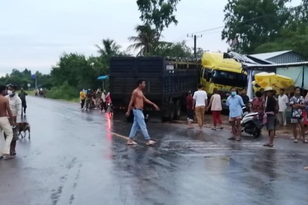 Trucker Causes Chaotic Crash In Banteay Meanchey- & Runs Away