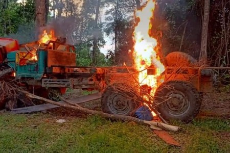 Logger’s Vehicles Torched On Phnom Oral