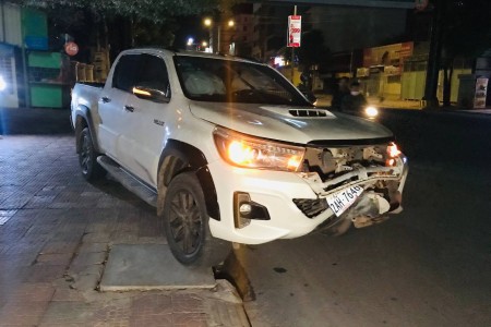 Hilux Revo Hits Divider, Driver Runs