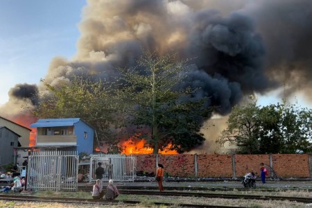 Dozens Of Houses Destroyed In Daun Penh Blaze