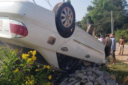 Kampot Car Crashes Into Motos & Police Vehicle- Two Dead, Others Injured