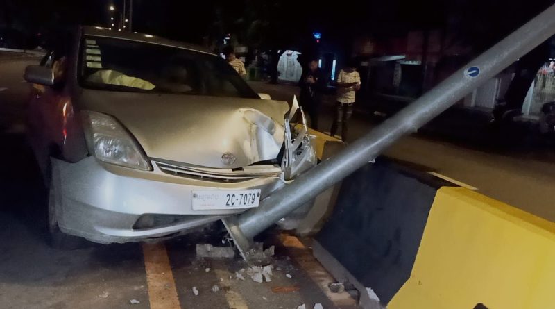 Foreign Female Flees After Prius Downs Divider Streetlight